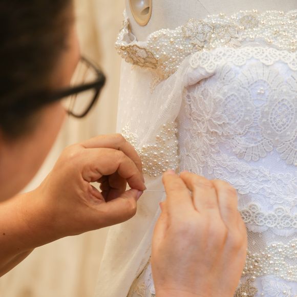 Para proteger Ana do frio, Lethicia criou um delicado xale confeccionado em renda francesa e cashmere, em tons suaves de bege e dourado, entrelaçado por fios de lurex.