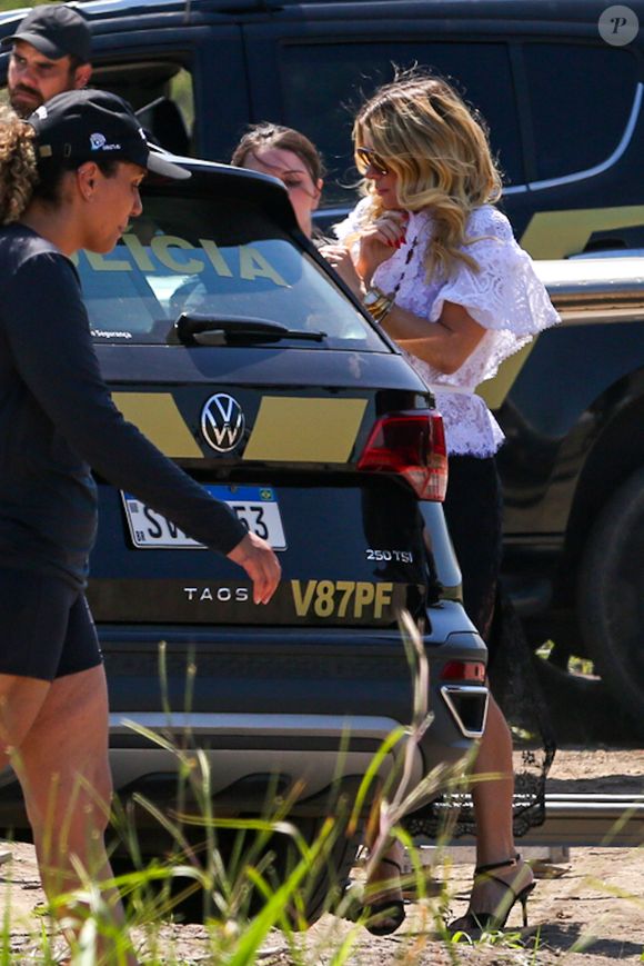 Presa! Leila (Carolina Dieckmmann) é colocada no banco de trás de carro da polícia, em cena da reta final da novela 'Vale Tudo' gravada em 30 de setembro de 2025