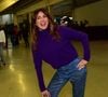Fernanda Paes Leme escolheu um look simples, com destaque para a calça repleta de peças brilhantes - e com destaque para a pose clássica da Xuxa!