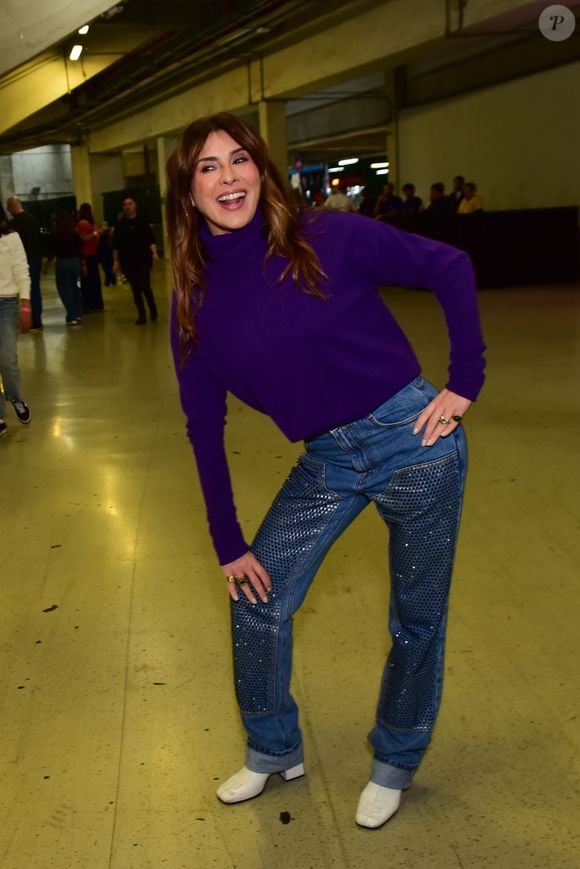 Fernanda Paes Leme escolheu um look simples, com destaque para a calça repleta de peças brilhantes - e com destaque para a pose clássica da Xuxa!