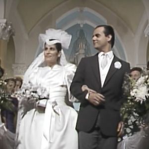 Na primeira versão de ‘Vale Tudo’, Maria de Fátima (Gloria Pires) se casou com um vestido de tecido acetinado branco, com mangas bufantes e volumosas nos ombros