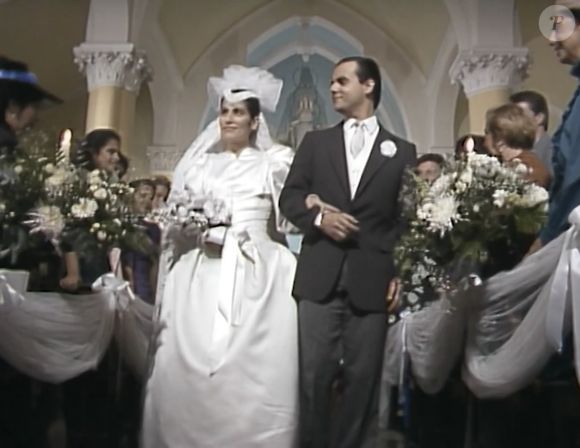 Na primeira versão de ‘Vale Tudo’, Maria de Fátima (Gloria Pires) se casou com um vestido de tecido acetinado branco, com mangas bufantes e volumosas nos ombros