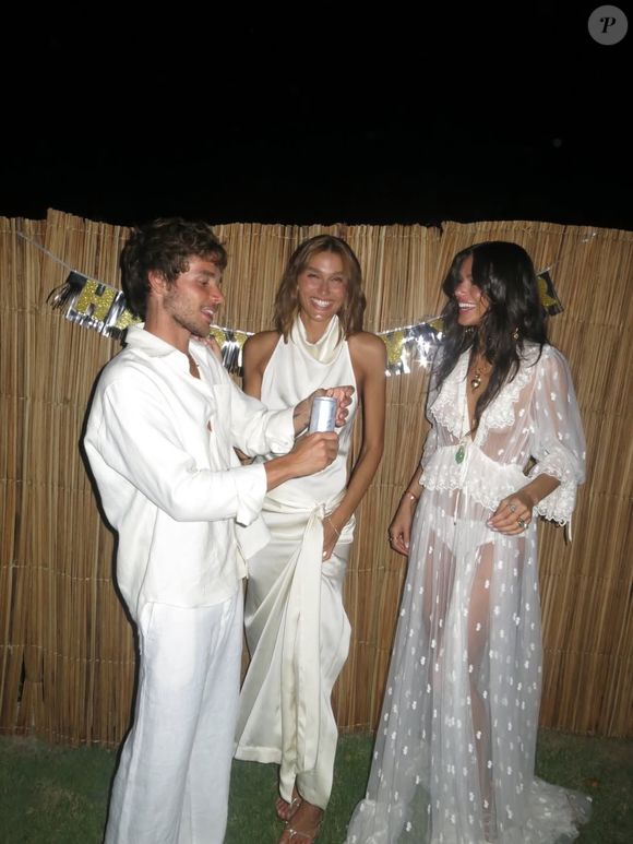 Bruna Marquezine elegeu vestido com transparência e mood vintage para seu Réveillon