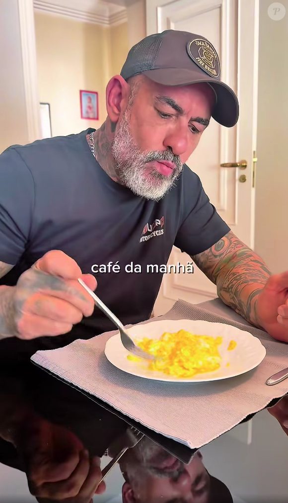 Café da manhã de Henrique Fogaça é simples e super nutritivo, sendo composto por ovos mexidos cremosos