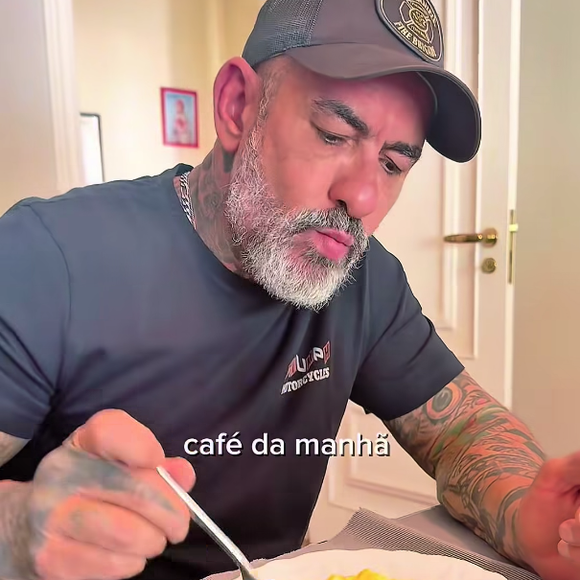 Café da manhã de Henrique Fogaça é simples e super nutritivo, sendo composto por ovos mexidos cremosos
