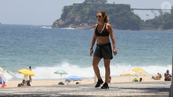 Pequenas caminhadas diárias podem contribuir para mais mobilidade, equilíbrio e qualidade de vida. - Foto ilustrativa da atriz Adriana Esteves caminhando no Rio de Janeiro