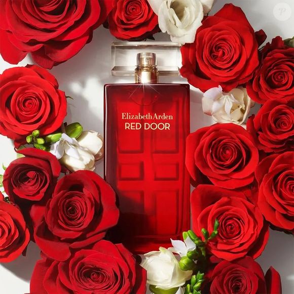 Red Door, da Elizabeth Arden, possui base de sândalo, mel e musgo de carvalho acrescenta sensualidade e calor, criando o equilíbrio perfeito entre frescor e personalidade.