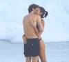 Bruna Marquezine e Shawn Mendes foram flagrados em um momento íntimo no apartamento da atriz no Rio de Janeiro