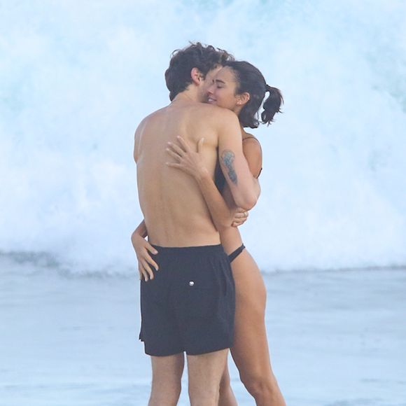 Bruna Marquezine e Shawn Mendes foram flagrados em um momento íntimo no apartamento da atriz no Rio de Janeiro