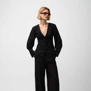 Na Renner, a versão de calça preta com modelagem ampla aparece como alternativa elegante e acessível para quem ama peças sofisticadas. O modelo sai por R$ 125,90