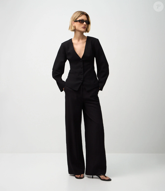 Na Renner, a versão de calça preta com modelagem ampla aparece como alternativa elegante e acessível para quem ama peças sofisticadas. O modelo sai por R$ 125,90