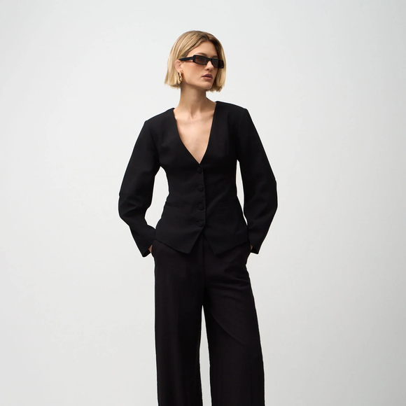 Na Renner, a versão de calça preta com modelagem ampla aparece como alternativa elegante e acessível para quem ama peças sofisticadas. O modelo sai por R$ 125,90