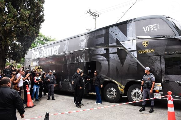 Corpo de Rick, dupla de Renner: ônibus dos cantores trouxe a banda dos sertanejos