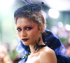 Tema do Met Gala 2027 vira polêmica na moda: hoje aos 65 anos, John Galliano é escolhido para a honraria rara; já demitido da Dior por falas racistas e antissemitas, estilista tem parceria com a Zara