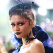 Tema do Met Gala 2027 vira polêmica na moda: hoje aos 65 anos, John Galliano é escolhido para a honraria rara; já demitido da Dior por falas racistas e antissemitas, estilista tem parceria com a Zara