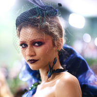 Tema do Met Gala 2027 vira polêmica na moda: hoje aos 65 anos, John Galliano é escolhido para a honraria rara; já demitido da Dior por falas racistas e antissemitas, estilista tem parceria com a Zara