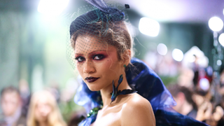 Tema do Met Gala 2027 vira polêmica na moda: hoje aos 65 anos, John Galliano é escolhido para a honraria rara; já demitido da Dior por falas racistas e antissemitas, estilista tem parceria com a Zara