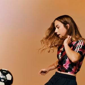 A altinha, prática emblemática das praias brasileiras, é uma das principais inspirações da coleção Adidas x Real Madrid x Farm Rio. Realizada em roda, a atividade tem como objetivo manter a bola no ar e encontrar um ritmo coletivo, sem a divisão tradicional entre equipes. A proposta destaca o futebol como uma forma de conexão entre pessoas e culturas