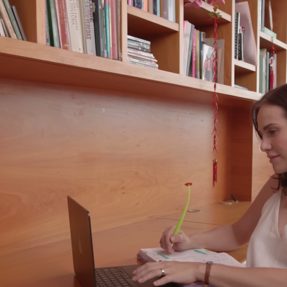 Letícia Colin também usa o ambiente como escritório, onde usa para estudar seus papéis em novelas