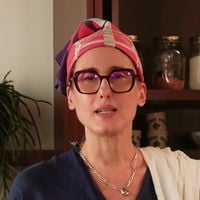 Acho cebola crua insuportável, mas Paola Carosella me ensinou uma deliciosa receita sopa de cebola para aquecer os dias frios; o truque de chef é colocar limão e cachaça