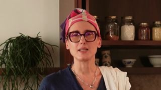 Acho cebola crua insuportável, mas Paola Carosella me ensinou uma deliciosa receita sopa de cebola para aquecer os dias frios; o truque de chef é colocar limão e cachaça