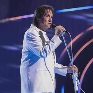 Roberto Carlos negou problemas com gato preto, garantiu que dirige, sim, de ré, e disse que evita o número 13, mas não deixa de trabalhar nesta data