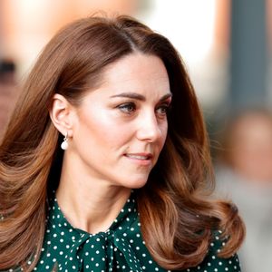 Tendência de outono mostra como mudar a risca do cabelo pode transformar o visual, assim como a risca central usada por Kate Middleton