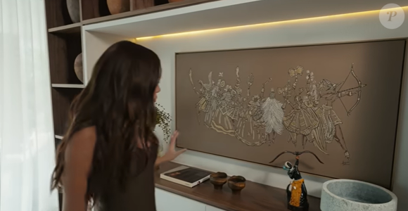 Sala da  mansão de Anitta tem quadro com referências ao candomblé