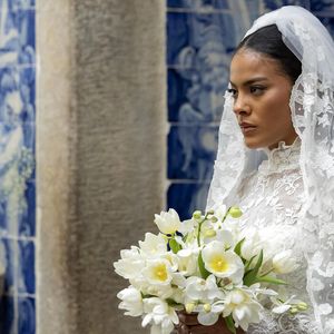 Em 'Vale Tudo', Fátima (Bella Campos) se casa com vestido elegante, combinando com o buquê de flores.