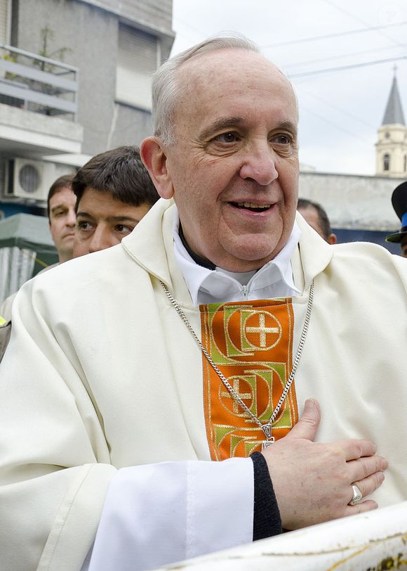 2012: ainda cardinal, Papa Francisco saúda o público após a celebração de uma missa