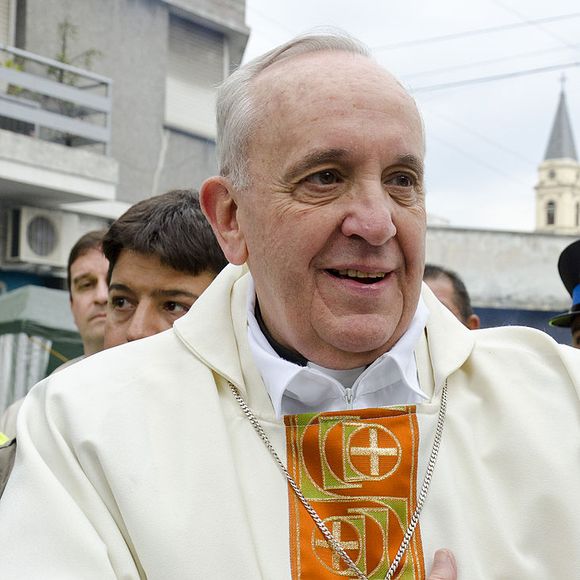 2012: ainda cardinal, Papa Francisco saúda o público após a celebração de uma missa