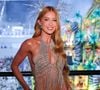 Marina Ruy Barbosa elegeu uma roupa de crochê metalizado e deixou a barriga e um biquíni de cintura baixa à mostra