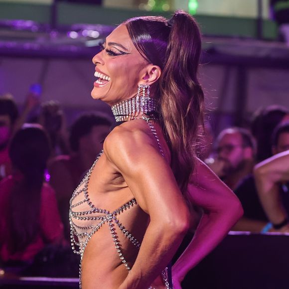 Juliana Paes chegou à Sapucaí com look que aliava brilho e calcinha fio-dental