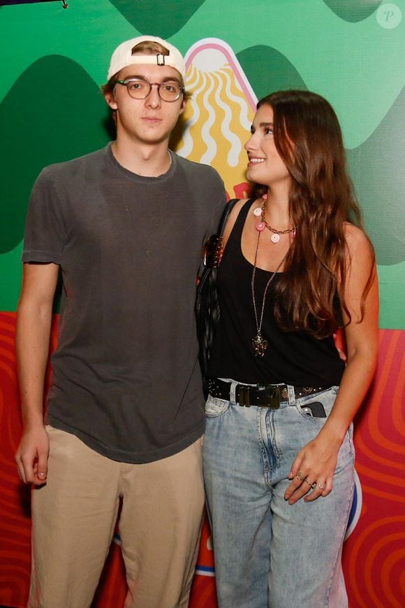 Joaquim Huck e a namorada, Manoela Esteves, posaram abraçados para fotos