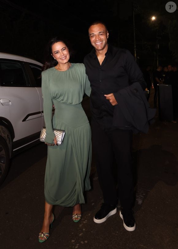 Luciele di Camargo  escolheu um vestido verde-claro de mangas longas e saia fluida, enquanto Denílson apostou em um look elegante all black