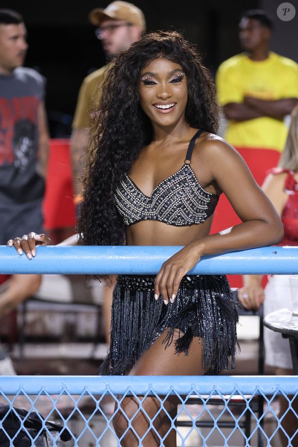 Carnaval 2025: rainha de bateria da Viradouro, Erika Januza prestigiou as escolas no primeiro dia de ensaio técnico