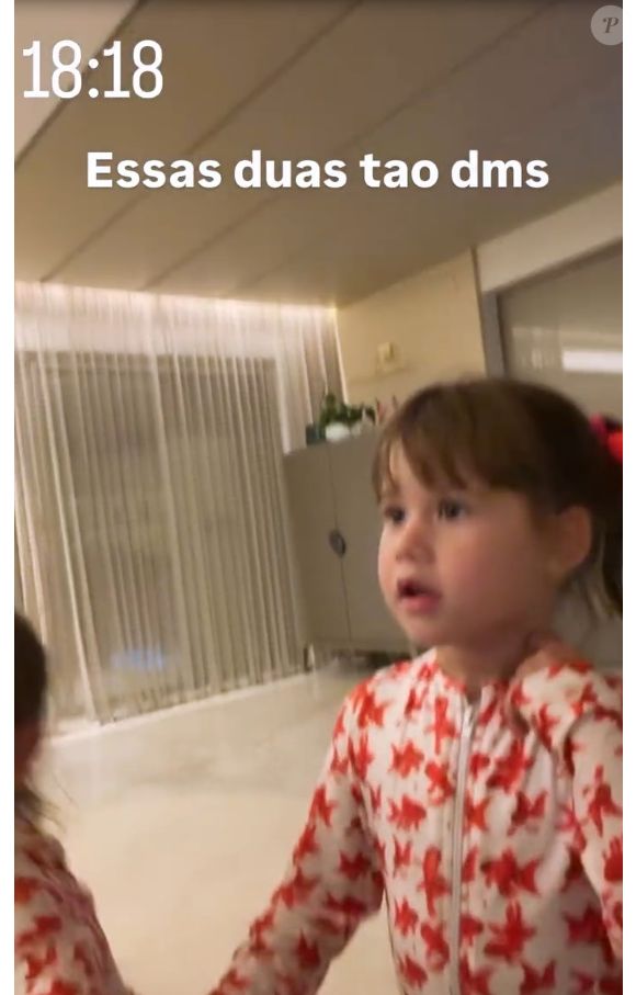 Virgínia surpreendeu as filhas ao responder que incomoda o procedimento de remoção da tatuagem: 'Dói muito'