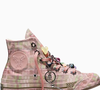 Com visual delicado e cheio de personalidade, o Chuck 70 Hi Converse x Collina Strada aposta em jacquard texturizado, cristais, charms personalizados e ilhoses em formato de estrela para transformar o clássico All Star em um verdadeiro item de desejo
