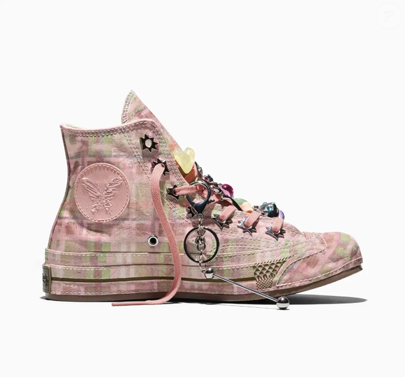 Com visual delicado e cheio de personalidade, o Chuck 70 Hi Converse x Collina Strada aposta em jacquard texturizado, cristais, charms personalizados e ilhoses em formato de estrela para transformar o clássico All Star em um verdadeiro item de desejo