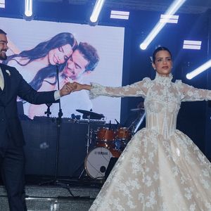 O segundo vestido de noiva de Luana Sales apostou em fundo nude e aplicações de renda branca com desenhos florais