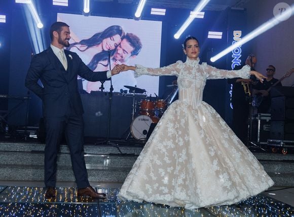 O segundo vestido de noiva de Luana Sales apostou em fundo nude e aplicações de renda branca com desenhos florais