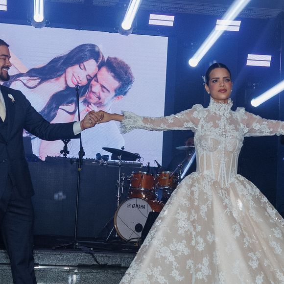 O segundo vestido de noiva de Luana Sales apostou em fundo nude e aplicações de renda branca com desenhos florais