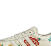 Com design sofisticado e acabamento floral, o Adidas Tokyo Crew White Floral Embroidery surge como alternativa para quem deseja variar o visual sem abrir mão do conforto e da identidade esportiva da marca