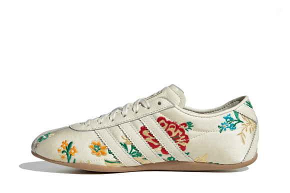 Com design sofisticado e acabamento floral, o Adidas Tokyo Crew White Floral Embroidery surge como alternativa para quem deseja variar o visual sem abrir mão do conforto e da identidade esportiva da marca