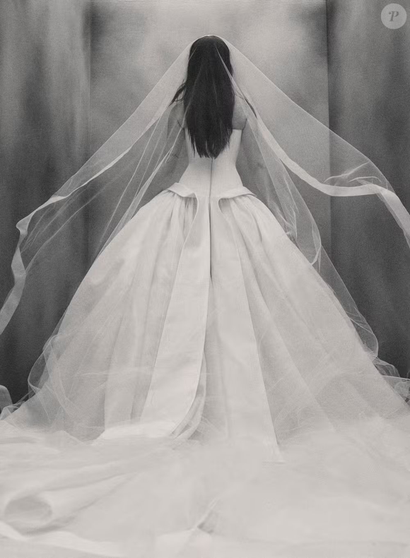 O vestido de noiva de Juliette Freire chamou atenção pela saia ampla, cintura marcada e véu longo durante a cerimônia de casamento com Kaique Cerveny no Instituto Ricardo Brennand, no Recife
