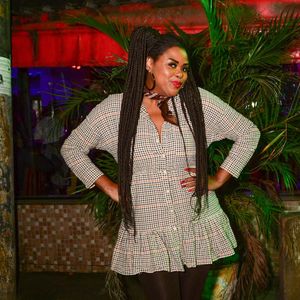 Vestido xadrez foi a aposta de Carla Cristina Cardoso para festa junina de novela