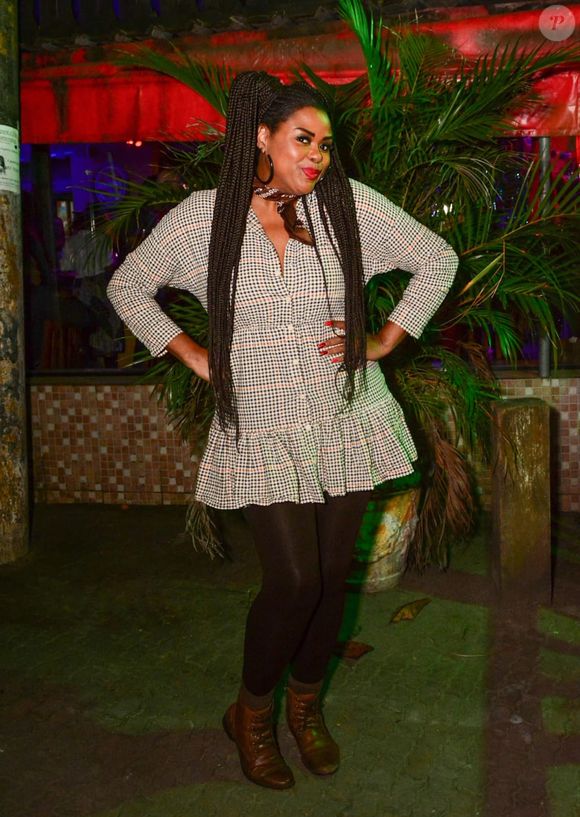 Vestido xadrez foi a aposta de Carla Cristina Cardoso para festa junina de novela
