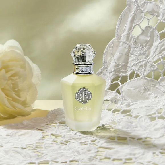 Para quem prefere fugir dos florais frutados convencionais, o Camélia, da Avatim, apresenta uma combinação de camélia, gardênia, pimenta rosa, mandarina e damasco. A proposta reúne nuances verdes, florais e levemente aveludadas, sendo uma alternativa para renovar a perfumação durante a primavera