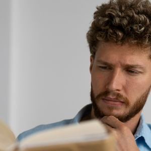 Ensinamento de Platão sobre a verdade permanece atual em tempos de redes sociais e algoritmos