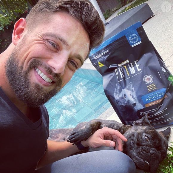 Nas redes sociais, Rafael Cardoso sempre fez sucesso com sua beleza natural e publicações alto-astral